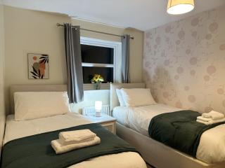Highwoods Haven Luxury Stay with Garden and Parking - 7