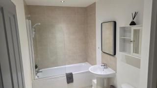 4 Bedroom Home Tameside Greater Manchester Sleeps 8 - 0
