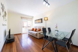 Spacious 3-Bedroom Apartment in Málaga - 2