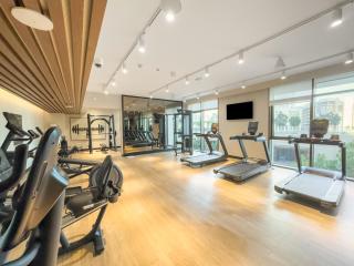 Luxe 1BR with Netflix & Balcony in Creek Harbour - 3