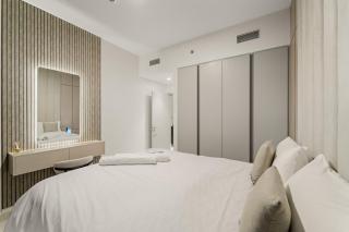 Luxe 1BR with Netflix & Balcony in Creek Harbour - 1