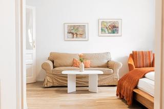 Comfy 2BR Apt, Central Located and Spacious - Wenen - 2
