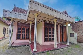 OYO Life 93662 Kost Pak Budi - Sragen - 0