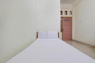 OYO Life 93662 Kost Pak Budi - Sragen - 3