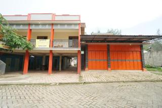 SPOT ON 93620 Anisa Homestay Syariah - Tulungagung - 0