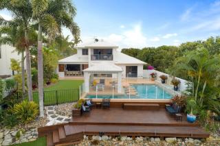Stunning Waterfront Coastal Retreat, sleeps 13 - Twin Waters - 0