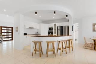 Stunning Waterfront Coastal Retreat, sleeps 13 - Twin Waters - 3