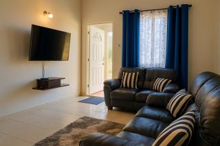 Entire Home in Discovery Bay, Jamaica - Nature Views & Relaxing Space - 9