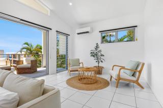 Retreat in the Heart of Alex - 3BR sleeps 11, Pool - Alexandra Headland - 3