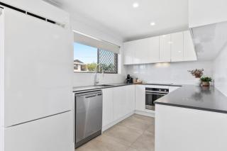 Coastal 3BR Beachside Haven, Pet-Friendly! - Buddina - 3