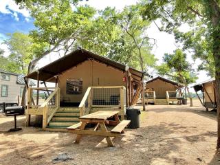 Lovely Safari Tent with River Access, Fire Pit and Barbecue in Staples, Texas - - 5