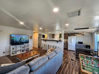 Modern Cabin with Arcade, Foosball Table and Fire Pit in Meadview, Arizona - Meadview - 7