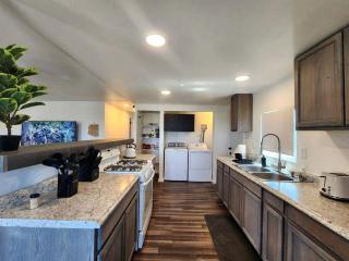 Modern Cabin with Arcade, Foosball Table and Fire Pit in Meadview, Arizona - Meadview - 6