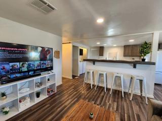 Modern Cabin with Arcade, Foosball Table and Fire Pit in Meadview, Arizona - Meadview - 5