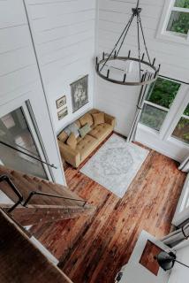 Luxurious Cabin with Jacuzzi and Breathtaking Views in Georgia - Rising Fawn - 2