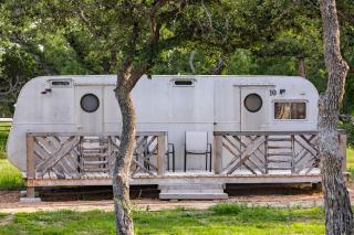 Vintage Camper Amazingly Equipped Great for a Unique Getaway in Texas - Spicewood - 3