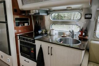 Modern Airstream Perfect for Couples Getaway in Erwin, Tennessee - Erwin - 4