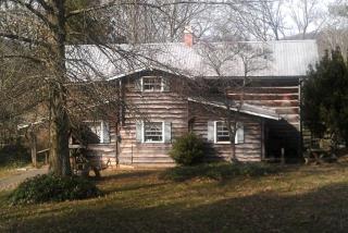 Rustic Cabin Rental with a Fireplace near Kingsport in Rogersville, Tennessee - Rogersville - 9