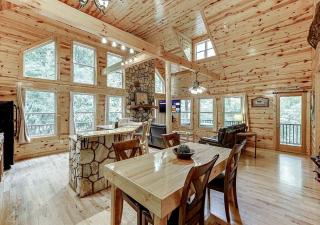 Secluded Luxury Cabin with Pool Table and Firepit for Family and Large Group Glamping Trips in Georgia - Clermont - 0