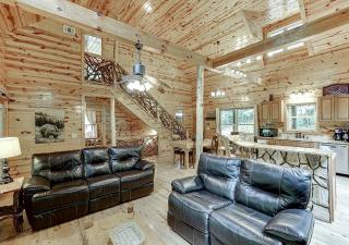 Secluded Luxury Cabin with Pool Table and Firepit for Family and Large Group Glamping Trips in Georgia - Clermont - 2