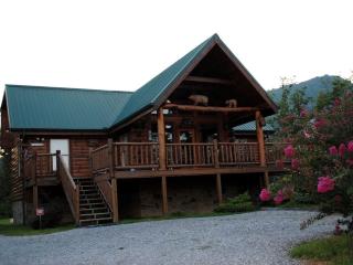 Secluded Mountain Cabin Getaway with a Hot Tub near Sevierville, Tennessee - Sevierville - 0