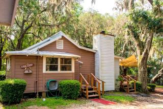 Spacious Cabin for a Group Getaway Overlooking Junior Lake in Florida - Interlachen - 0