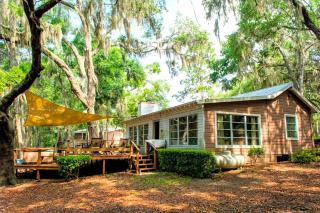 Spacious Cabin for a Group Getaway Overlooking Junior Lake in Florida - Interlachen - 9