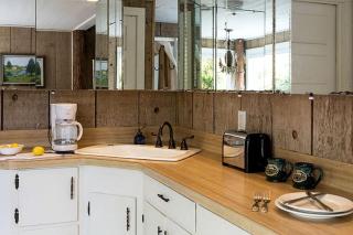 Charming and Intimate Suite Rental with a Soaking Tub near Houston, Texas - 1