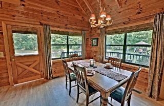 Luxurious Log Cabin Rental with a Fishing Pond in Cherry Log, Georgia - Cherry Log - 3