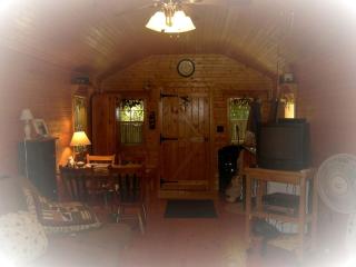 Romantic Cabin Rental with Wi-Fi near Lake Ontario in Sackets Harbor, New York - Sackets Harbor - 9