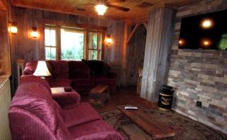 Spacious Log Cabin Rental with Hot Tub in Cranesville, West Virginia - Terra Alta - 7