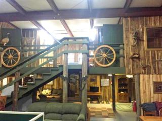 Rustic Barn for a Group Getaway near Little Rock, Arkansas - - 3