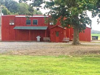 Rustic Barn for a Group Getaway near Little Rock, Arkansas - - 2