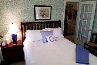 Romantic Cottage Getaway with Gorgeous Lake Views in Moneta, Virginia - Moneta - 3