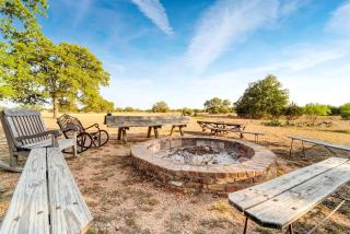 Luxury Airstream Campsite Nestled Beneath Oak Trees Outside of Austin, Texas - Round Mountain - 2