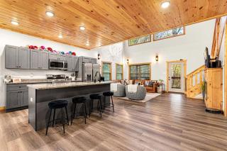 Luxurious Dolly Parton Inspired Cabin with Indoor Pool, a Private Hot Tub, and Arcade Games near Dollywood, Tennessee - Sevierville - 1