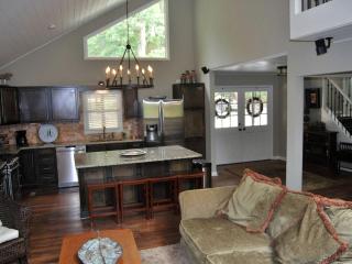 Upscale Riverside Cabin Rental for Families in Ellijay, Georgia - Ellijay - 4