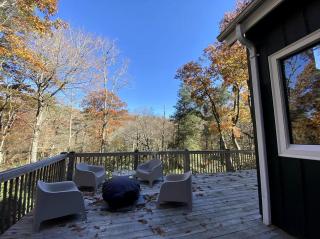 Luxurious Modern Cabin with Spacious Deck Nestled Among Nature in NC - Highlands - 9