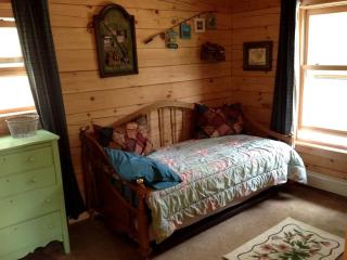 Cozy Log Cabin Rental near Lake George in Chestertown, New York - Chestertown - 3