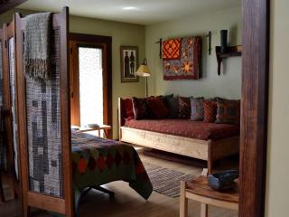 One-of-a-Kind Artistic Cottage Rental with Custom Furniture in Ashland, Oregon - Ashland - 3