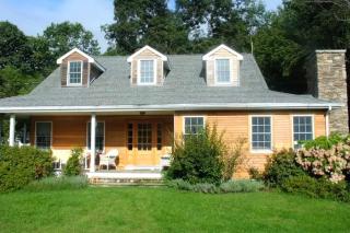 Secluded Cottage Rental with a Heated Pool in Red Hook for Family Getaways in New York State - Red Hook - 0
