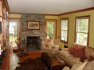 Secluded Cottage Rental with a Heated Pool in Red Hook for Family Getaways in New York State - Red Hook - 8