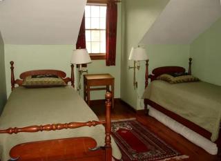 Secluded Cottage Rental with a Heated Pool in Red Hook for Family Getaways in New York State - Red Hook - 5