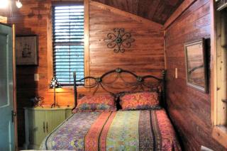 Charming Camping Cabin Rental with Enchanting Views in College Station, Texas - College Station - 3