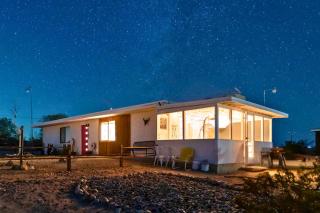 Outstanding Desert Cabin with Hot-Tub and Incredible Stargazing in California - Sunfair Heights - 9
