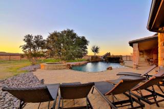 Luxurious Villa Rental for a Group Getaway near Abilene, Texas - Lawn - 7
