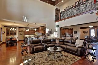Luxurious Villa Rental for a Group Getaway near Abilene, Texas - Lawn - 1