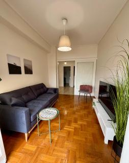 At Polyla Everything close,nothing loud - Atene - 2