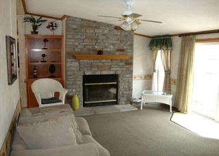 Spacious Vacation Cottage Rental near the Waterfront in Beautiful Put-in-Bay, Ohio - Put-in-Bay - 9