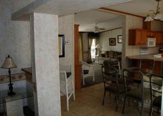 Spacious Vacation Cottage Rental near the Waterfront in Beautiful Put-in-Bay, Ohio - Put-in-Bay - 3